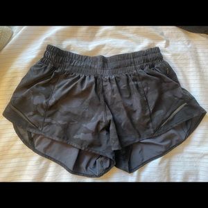 lulu lemon hotty hot 2.5” low rise shorts